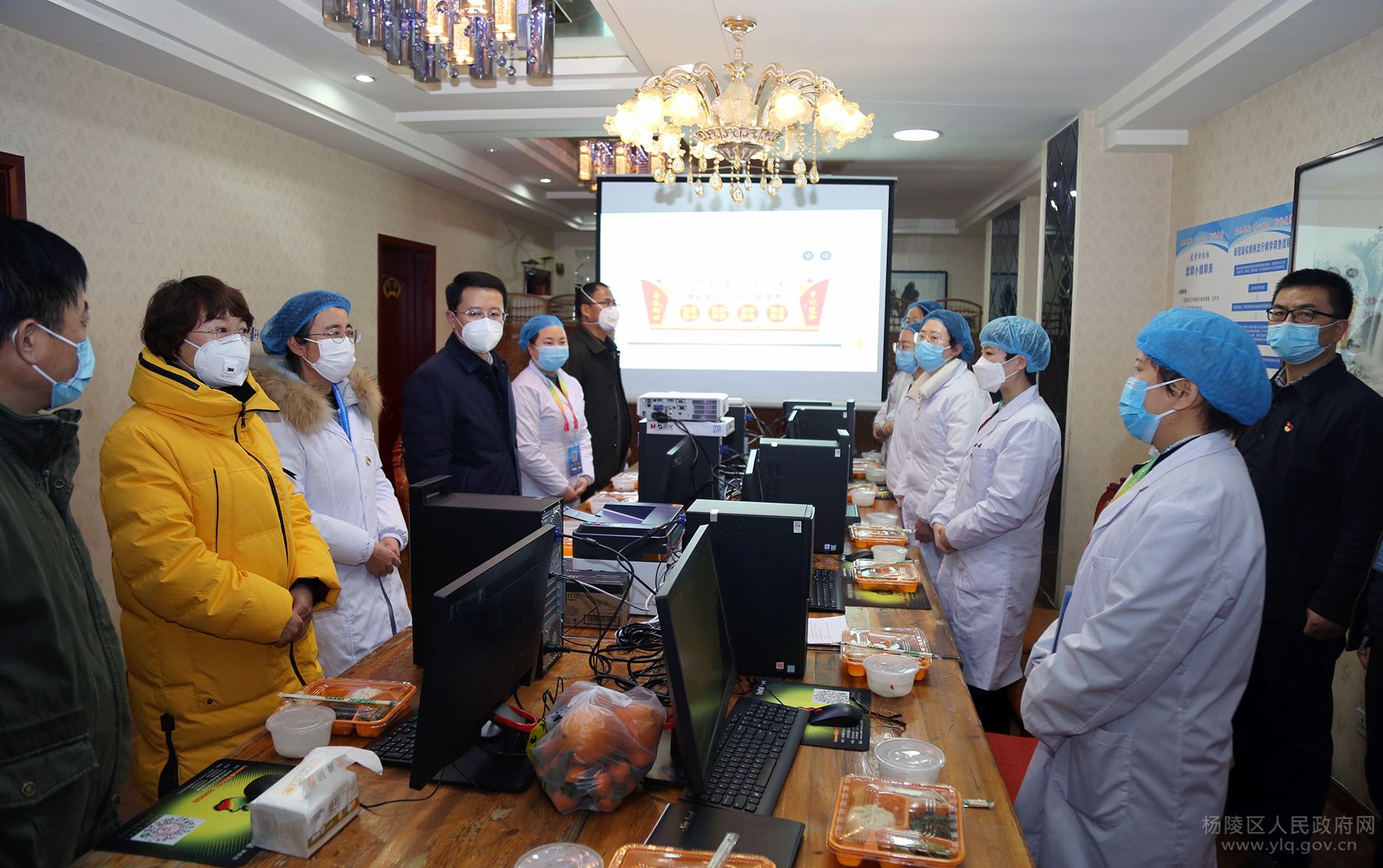 杨陵区委区政府领导看望疫情防控一线同志并共度元宵节