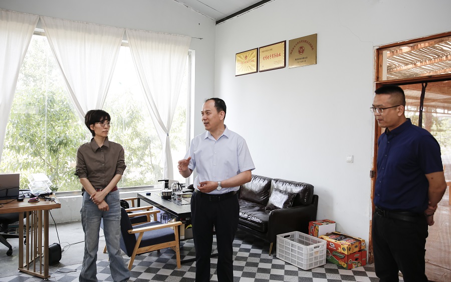 李朝喜深入包抓企业开展“三问四送”工作